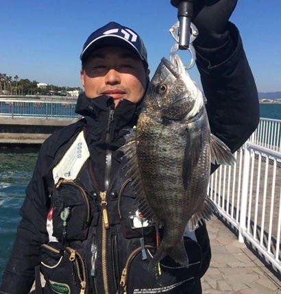 開始早々にクロダイを釣り上げた　スタッフ　小嶋